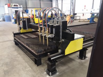 Multi-head cutting station