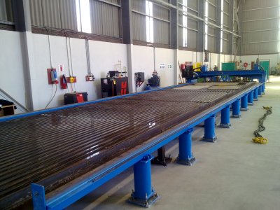 Long bed industrial cutting system